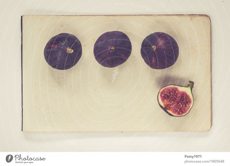 Feigen Lebensmittel Frucht Ernährung Vegetarische Ernährung Papier Zettel frisch Gesundheit retro rund saftig süß violett rot Stillleben Farbfoto Studioaufnahme