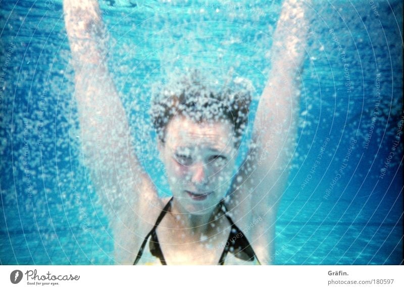 ... noch ein wenig Sommer Unterwasseraufnahme Unschärfe Blick in die Kamera Schwimmen & Baden Freizeit & Hobby Sonne Meer Wassersport tauchen Schwimmbad feminin