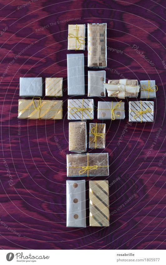 Karfreitagsgeschenk - viele kleine Geschenke bilden zusammen ein Kreuz auf lila Holz- Hintergrund Ostern Fastenzeit Verpackung Dekoration & Verzierung Schleife