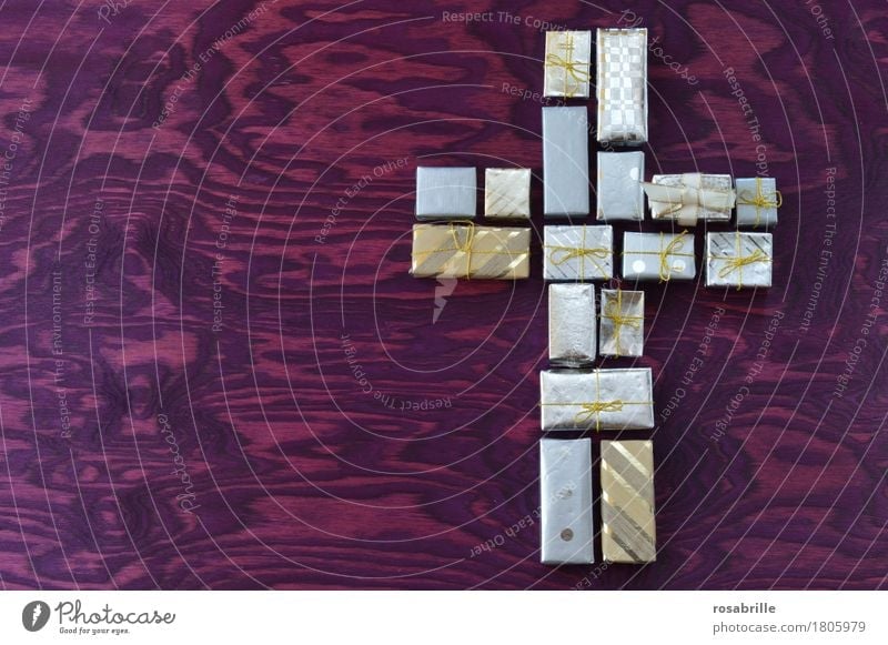 Karfreitagsgeschenk - viele kleine Geschenke bilden zusammen ein Kreuz auf lila Holz- Hintergrund Ostern Verpackung Dekoration & Verzierung Schleife Zeichen