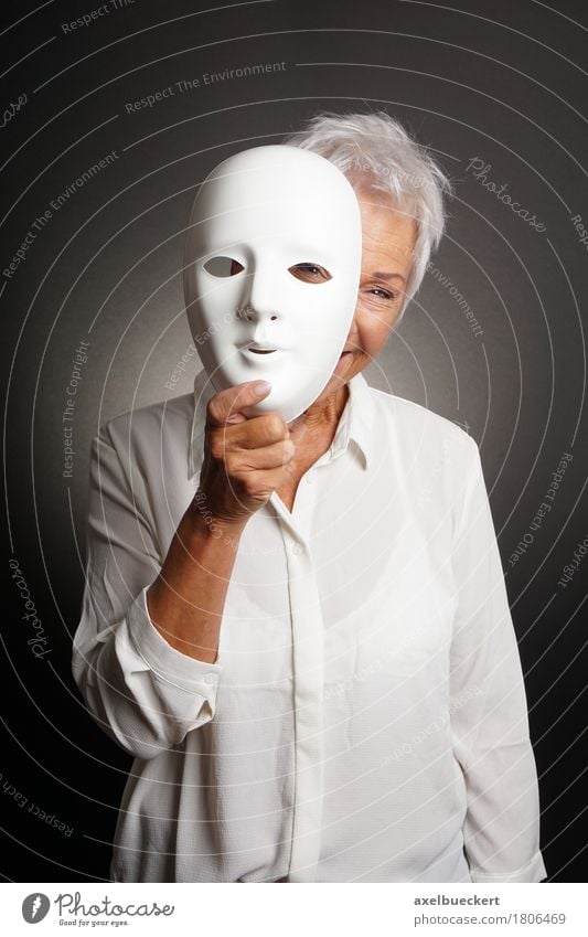 glückliche ältere Frau, die hinter Maske hervorguckt Weiblicher Senior Freude Spielen Mensch Erwachsene Großmutter 1 60 und älter Schauspieler Lächeln lachen