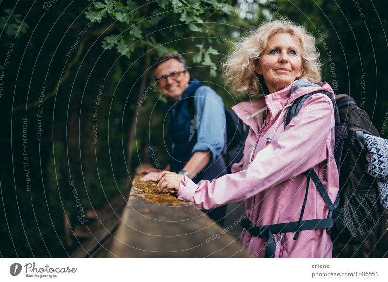 Ältere Paare, die Wanderung im Wald genießen Lifestyle Freude Erholung Freizeit & Hobby Abenteuer wandern Sport Ruhestand Weiblicher Senior Frau Natur Lächeln