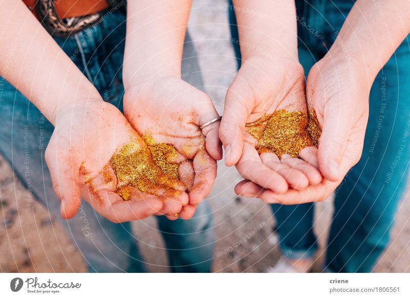 Abschluss oben der Hände mit goldenem Funkeln schön Mensch Mädchen Jugendliche Hand Finger 2 Kitsch Krimskrams Gold elegant Glitter funkeln glänzend magisch