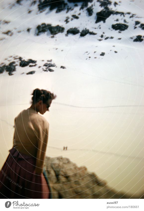 Mrs. Cold / Cortina d'Ampezzo Dame Sonnenbrille Schneewehe beobachten Aussicht elegant Berge u. Gebirge verträumt Unschärfe liqiud-style