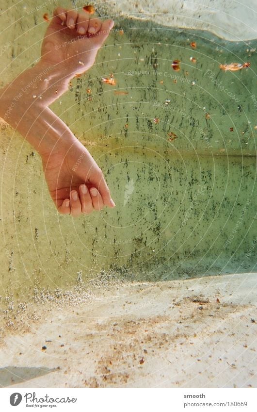 Spiegelspiel Farbfoto Unterwasseraufnahme Körperpflege Maniküre harmonisch Wohlgefühl Sinnesorgane Erholung ruhig Hand Wasser entdecken Reinigen träumen