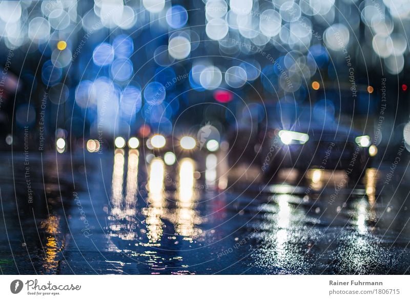 Autoverkehr in der Nacht und bei Regen Verkehr Verkehrsmittel Verkehrswege Autofahren Straße Fahrzeug PKW Risiko Stress "schlechtes Wetter rutschig