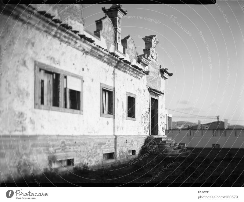 Vergangener Glanz Häusliches Leben Haus Portugal Dorf Menschenleer Einfamilienhaus Ruine Mauer Wand Treppe Fassade Tür alt Armut außergewöhnlich bedrohlich