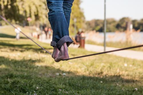 Slackline, Seil, Füße Gleichgewicht Slacklinen Seiltänzer maskulin Beine Fuß 1 Mensch 18-30 Jahre Jugendliche Erwachsene Schönes Wetter Baum Park Avignon Stadt