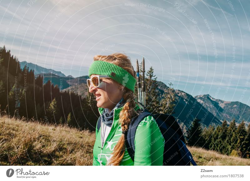 Der Berg ruft. wandern feminin Junge Frau Jugendliche 1 Mensch 18-30 Jahre Erwachsene Umwelt Natur Landschaft Alpen Berge u. Gebirge Sonnenbrille Rucksack