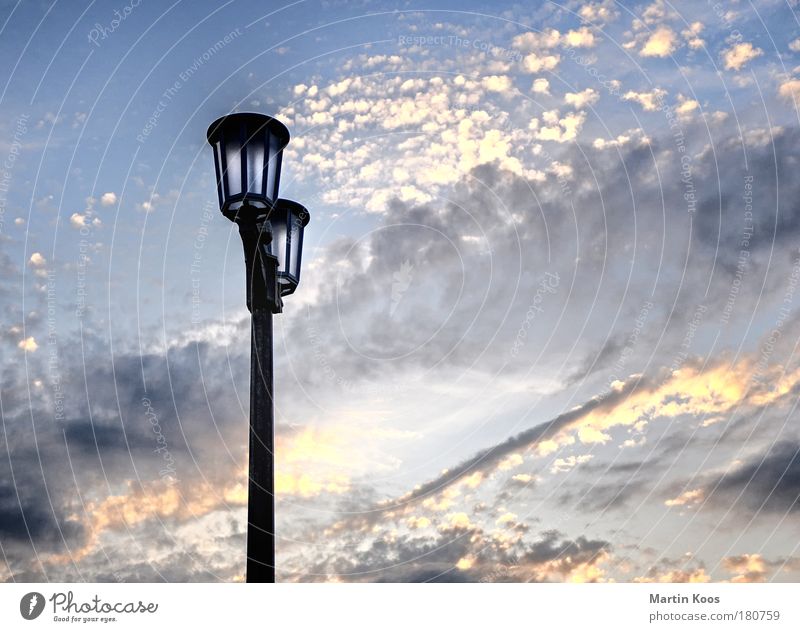 leuchten Freiheit Städtereise ausgehen Feierabend Luft Himmel Wolken Sonnenaufgang Sonnenuntergang Schönes Wetter Energie Erde Infrastruktur Laterne