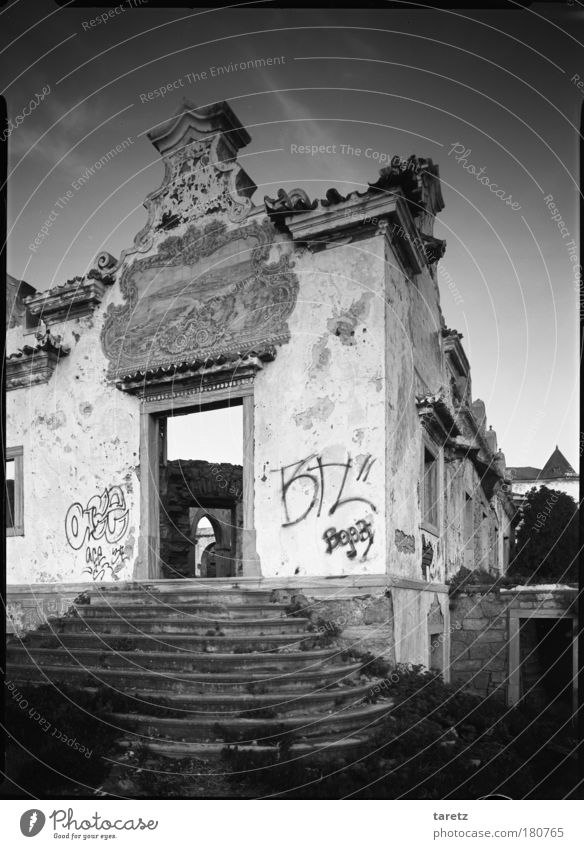 ohne Titel Schwarzweißfoto Außenaufnahme Menschenleer Abend Dämmerung Zentralperspektive Azulejos Portugal Einfamilienhaus Ruine Gutshaus Mauer Wand Treppe