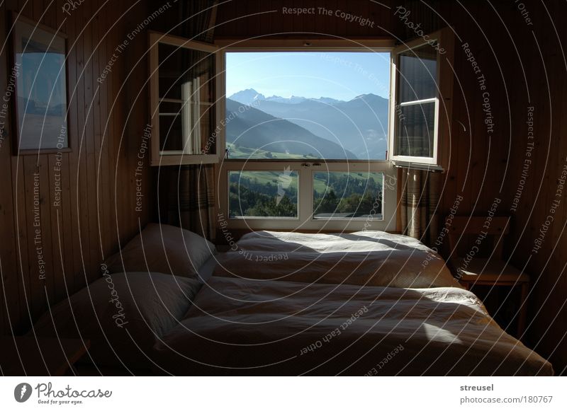 Zimmer mit Aussicht zum Träumen Landschaft Wolkenloser Himmel Sonnenlicht Sommer Schönes Wetter Alpen Berner Oberland Schweiz Menschenleer Hütte Fenster atmen