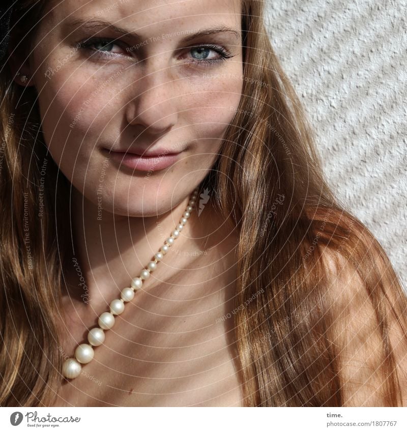 Frau mit Perlenkette Tapete Raum feminin 1 Mensch Halskette blond langhaarig beobachten Denken Lächeln Blick warten schön Zufriedenheit Lebensfreude
