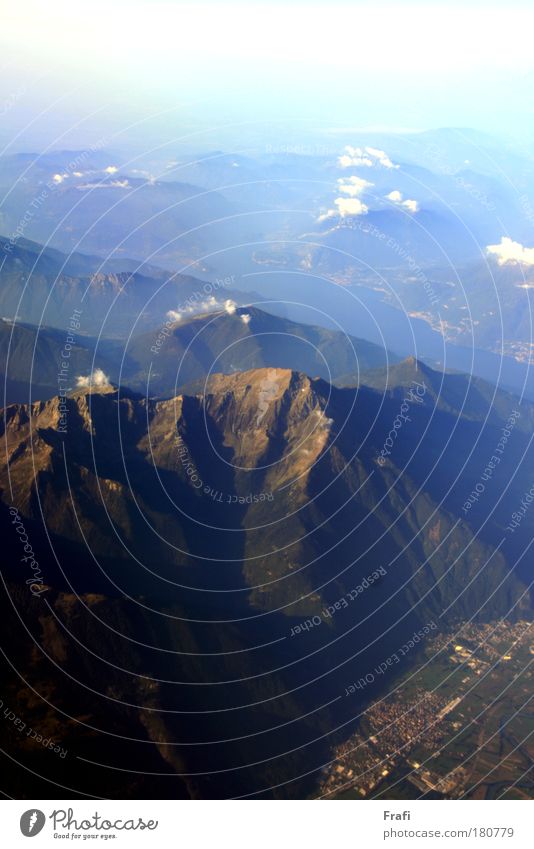 Alpen Farbfoto Außenaufnahme Menschenleer Tag Sonnenlicht Vogelperspektive Umwelt Natur Landschaft Himmel Wolken Sommer Herbst Felsen Berge u. Gebirge Gipfel