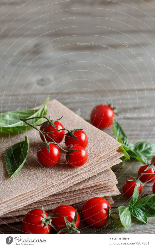 Rohe Lasagne Blätter, Basilikum und Kirschtomaten Gemüse Teigwaren Backwaren Ernährung Italienische Küche Design Tisch Restaurant alt grün rot Tradition