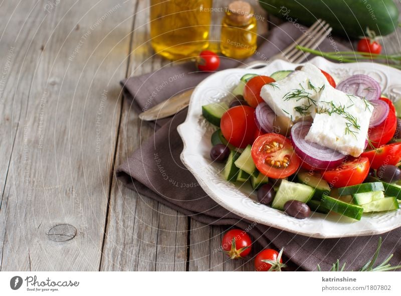 griechischer Salat Käse Gemüse Mittagessen Abendessen Vegetarische Ernährung Teller Flasche Tisch frisch grün rot Griechischer Salat Tomate Cherrytomaten