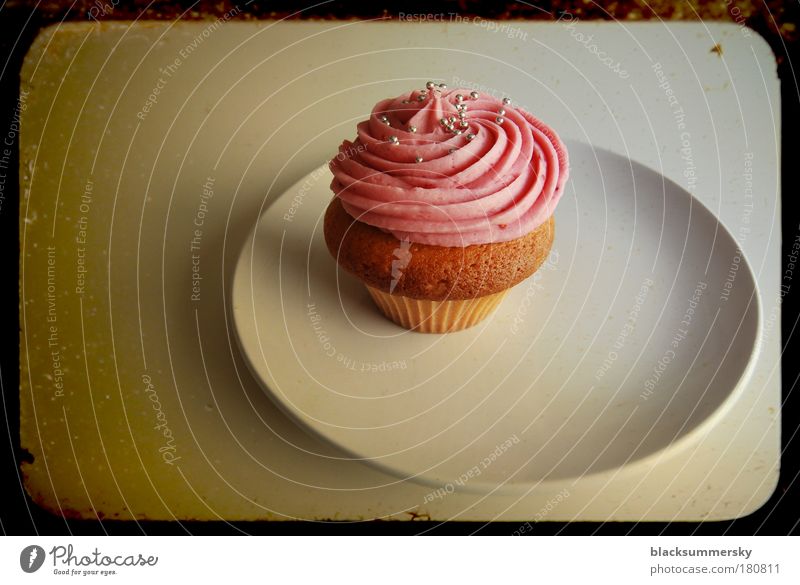 Raspberry Berret Farbfoto Innenaufnahme Lebensmittel Teigwaren Backwaren Dessert Süßwaren Kaffeetrinken Vegetarische Ernährung lecker niedlich süß rosa Cupcake