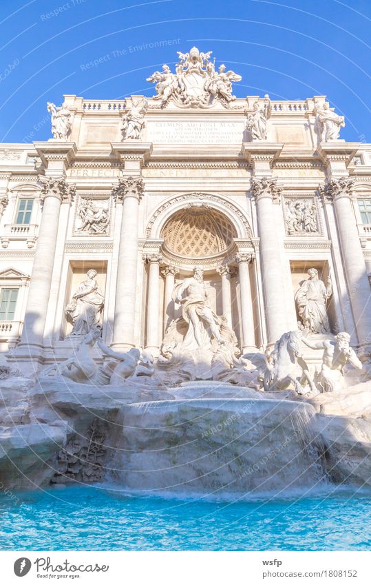trevi brunnen in rom mit blauem himmel Tourismus Stadt Altstadt Architektur historisch trevibrunen Fontana di Trevi Rom Brunnen geschichte Italien reisen