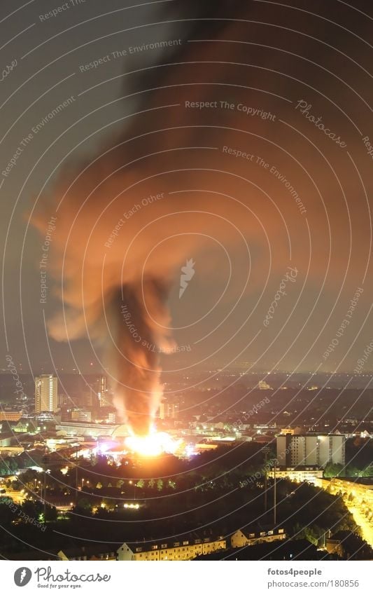 Feuerinferno Farbfoto Außenaufnahme Nacht Lichterscheinung Langzeitbelichtung Wolken Nachthimmel Stadtzentrum Rauch bedrohlich dunkel Rettung Risiko Zerstörung