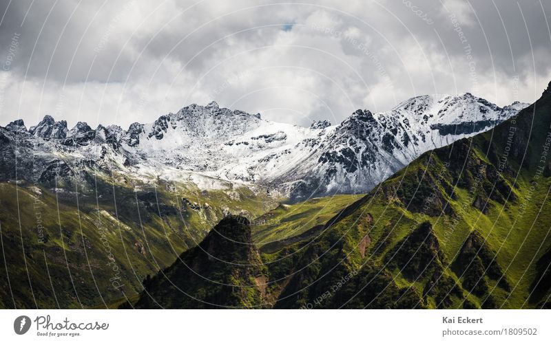 Esaphex // Schnee in den Bergen Natur Landschaft Wolken Alpen Berge u. Gebirge Gipfel Schneebedeckte Gipfel wandern Ferne hoch kalt natürlich braun grün weiß