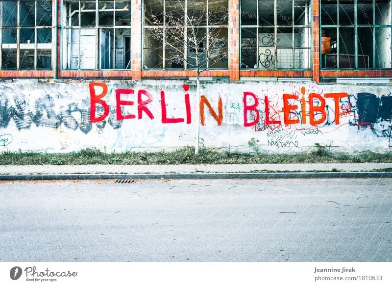 Berlin bleibt Architektur Subkultur Stadt Hauptstadt Industrieanlage Fabrik Ruine Gebäude lost places Fenster Straße Wege & Pfade Schriftzeichen Graffiti