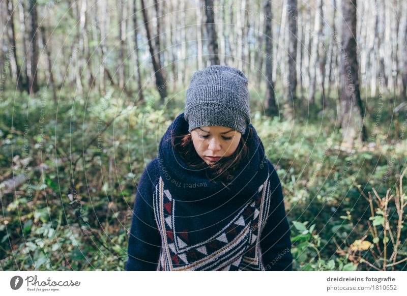 Im Birkenwald Stil feminin Junge Frau Jugendliche Wald Wolljacke Schal Mütze frieren kalt Gefühle Stimmung Traurigkeit Sorge Trauer Liebeskummer Sehnsucht