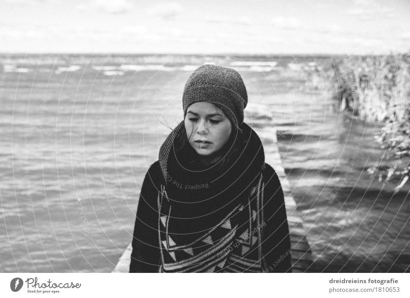 Gedanken der See Stil feminin Junge Frau Jugendliche Wasser Herbst Winter Seeufer Mode Mütze Denken warten retro Gefühle Traurigkeit Sorge Trauer Müdigkeit