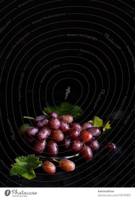 Rote Trauben auf einer silbernen Schüssel Frucht Ernährung Schalen & Schüsseln Tisch Holz dunkel frisch retro grün rot Ackerbau Beeren Lebensmittel Weintrauben