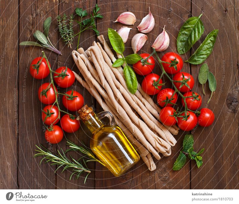 Vollkornnudeln, Gemüse, Kräuter und Olivenöl - ein lizenzfreies Stock ...
