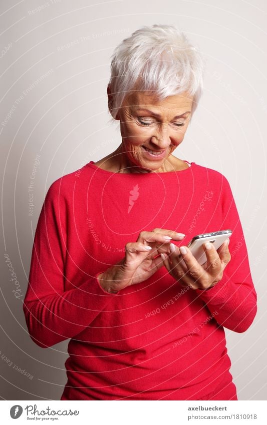 ältere Frau mit Smartphone Lifestyle Telefon Handy PDA Technik & Technologie Telekommunikation Internet Mensch Erwachsene Weiblicher Senior Großmutter 1