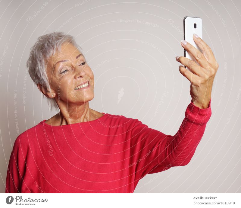 reife Frau, die ein selfie mit Smartphone nimmt Lifestyle Telefon Funktelefon PDA Fotokamera Technik & Technologie Mensch Erwachsene Weiblicher Senior