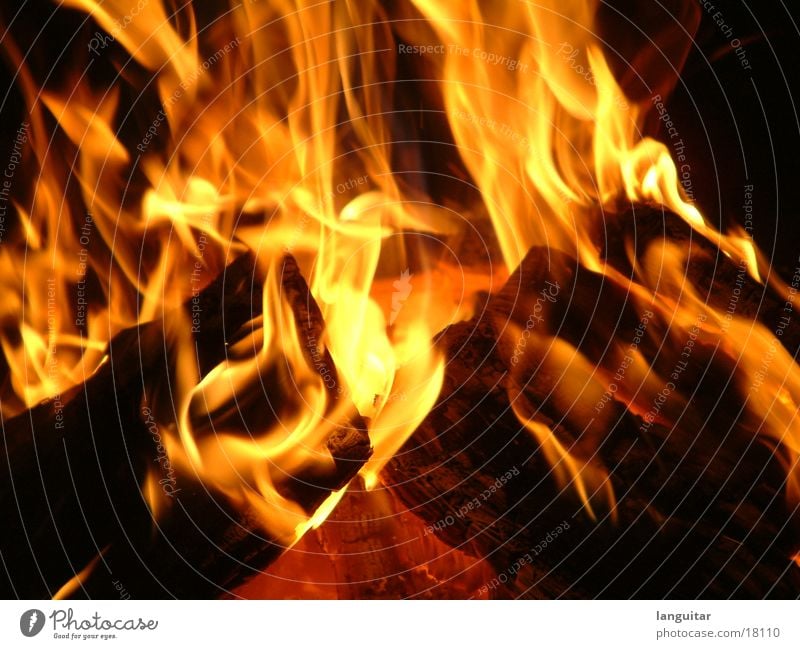 Lake of Fire brennen Holz Nacht Gefühle Glut glühend Physik anzünden zündeln gemütlich Makroaufnahme Nahaufnahme Langzeitbelichtung stockbrot Brand Feuerstelle