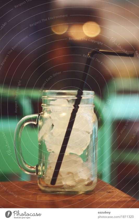 Eis im Glas Getränk Erfrischungsgetränk Tasse Trinkhalm Wasser einfach weiß Durst kalt Tisch Farbfoto Nahaufnahme Muster Menschenleer