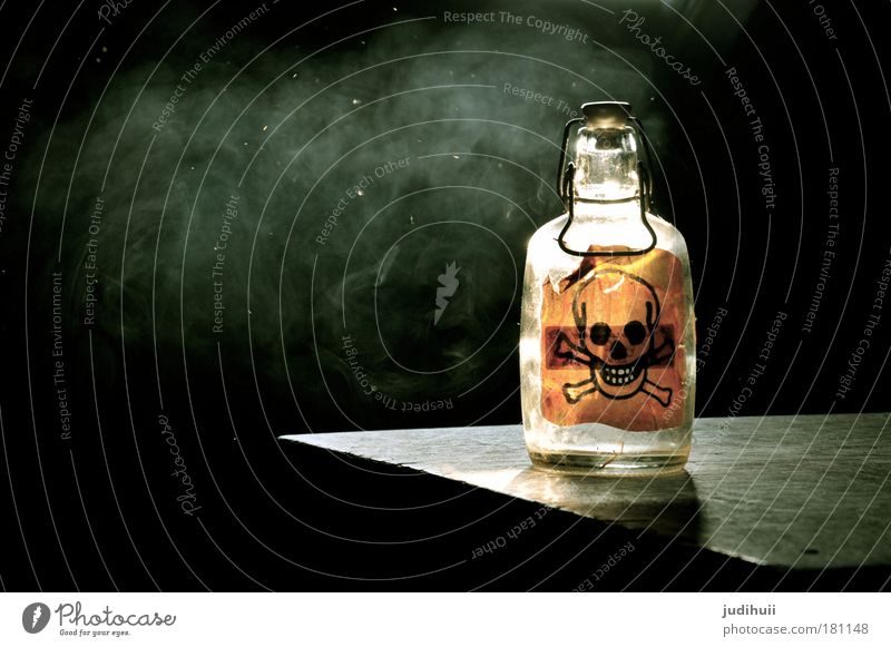 Gift or Gift? Getränk Flasche Gesundheitswesen Rauschmittel Alkohol Glas Zeichen Hinweisschild Warnschild Rauch Schädel Rauchen Aggression bedrohlich dunkel