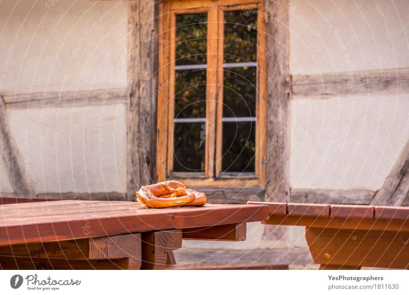 Brezel auf Tisch in einem rustikalen deutschen Dekor Brot Frühstück Design Haus Kultur Architektur Fassade Diät füttern lecker braun gold Idee Inspiration