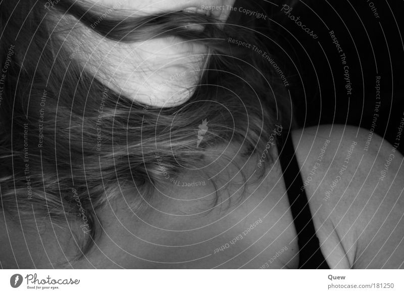 Passion Schwarzweißfoto Innenaufnahme Studioaufnahme Hintergrund neutral Oberkörper Vorderansicht feminin Junge Frau Jugendliche Erwachsene Haut