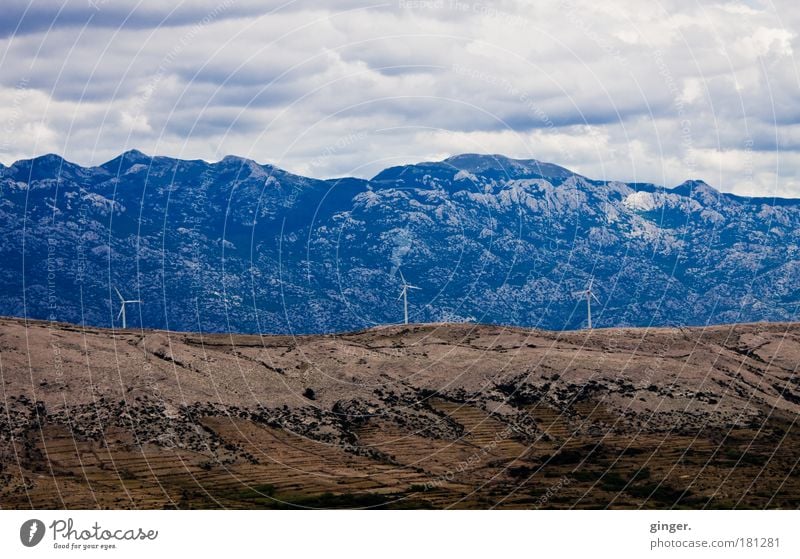 Warten auf Bora Energiewirtschaft Erneuerbare Energie Windkraftanlage Umwelt Landschaft Wolken Klima Felsen Berge u. Gebirge Pag Kroatien Europa drehen blau