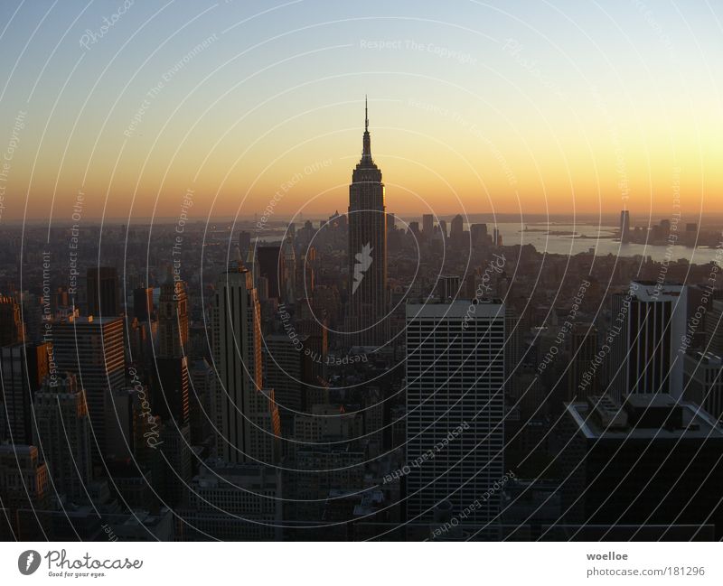 Skyline von Manhattan / New York Farbfoto Außenaufnahme Luftaufnahme Menschenleer Textfreiraum links Textfreiraum rechts Textfreiraum oben Abend Dämmerung