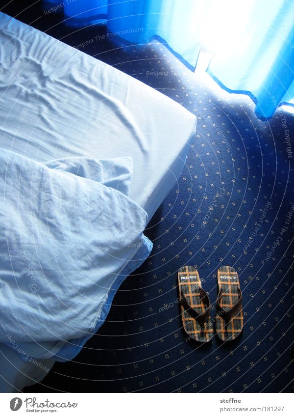 blaue phase Farbfoto Innenaufnahme Menschenleer Morgen Tag Licht Sonnenlicht Hotelzimmer Tourismus Ferien & Urlaub & Reisen Teppich Bett Bettdecke Vorhang