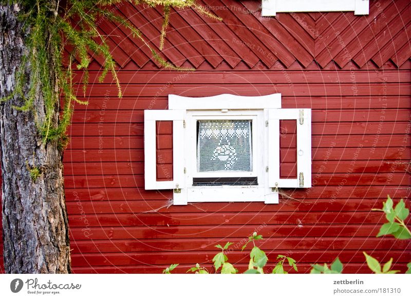 Ein Fenster Gardine Fensterbogen Fensterladen offen lüften Lüftung Luft Haus Gartenhaus Holzhaus holzverkleidung Sommer Schrebergarten rot Schweden Blockhaus
