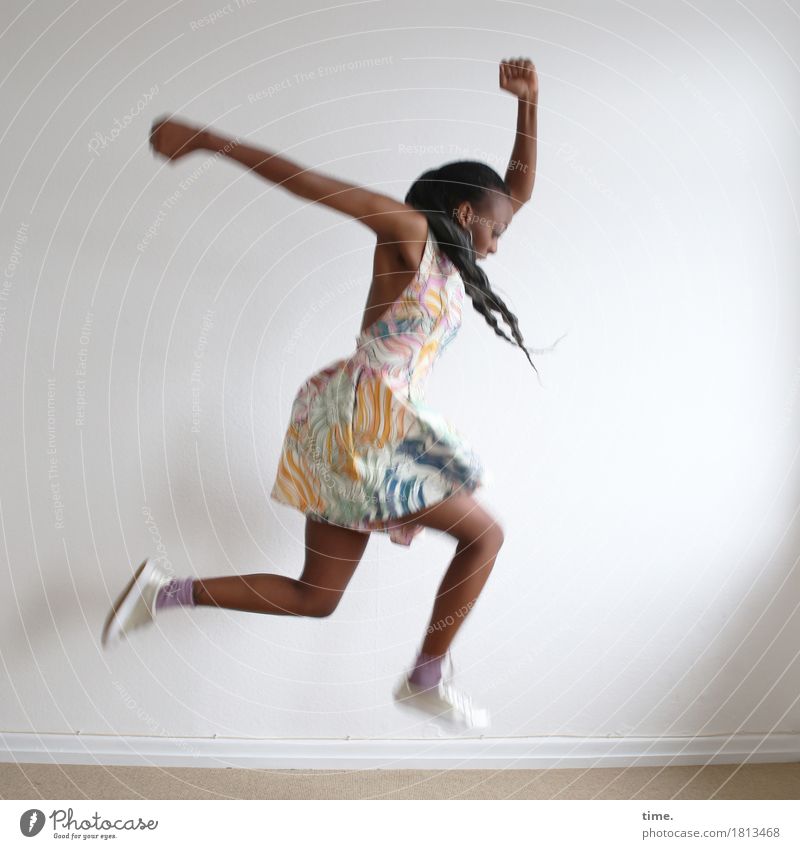 . Raum feminin Frau Erwachsene 1 Mensch Kleid Turnschuh schwarzhaarig langhaarig Zopf Afro-Look Bewegung Fitness laufen springen Tanzen schön wild Freude