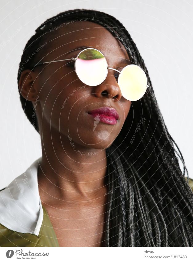 . feminin 1 Mensch Mantel Brille Haare & Frisuren schwarzhaarig grauhaarig langhaarig Rastalocken beobachten Blick Coolness schön selbstbewußt Willensstärke