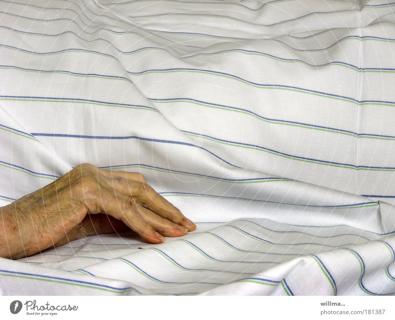 Hand einer Seniorin auf Krankenbett im Pflegeheim Alter Krankheit Gesundheitswesen Krankenpflege Bettdecke Altersversorgung Seniorenheim Seniorenpflege