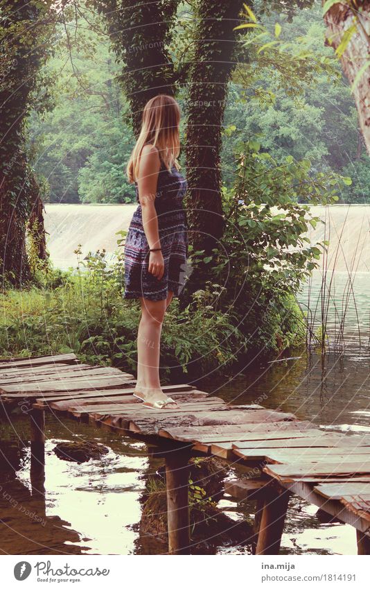 Spaziergang durchs Paradies Mensch feminin Junge Frau Jugendliche Erwachsene 1 18-30 Jahre Umwelt Natur Landschaft Wasser Frühling Sommer Schönes Wetter