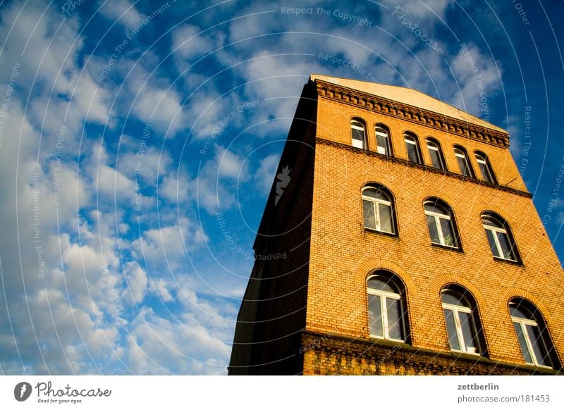 Wiederholung Berlin Haus Bürogebäude Altbau Etage Fassade Fenster Monolith Wolken Cirrus Architektur Macht Himmel Backstein Sommer