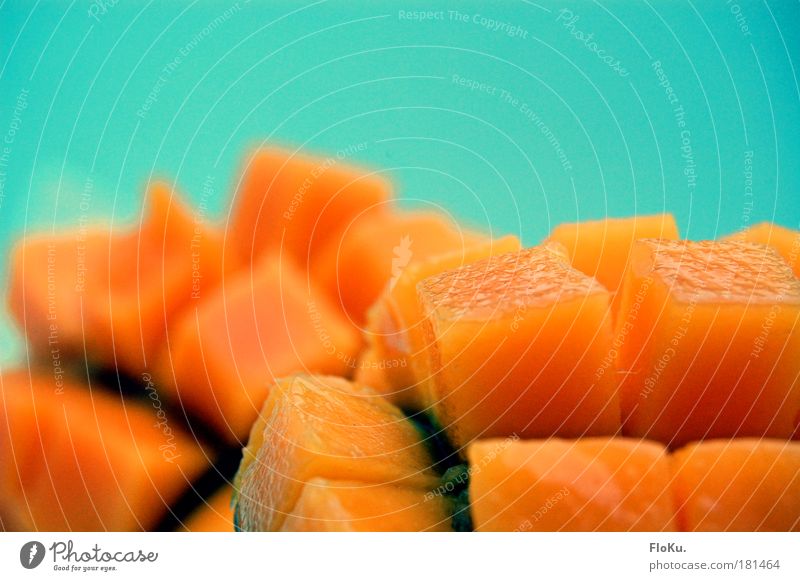 Mango Landschaft Farbfoto Nahaufnahme abstrakt Menschenleer Textfreiraum oben Unschärfe Lebensmittel Frucht Ernährung Gesundheit blau Vitamin süß orange Würfel