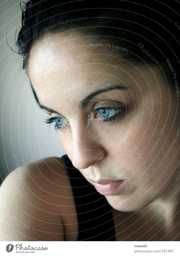 Blick ins Leere Farbfoto Porträt Wegsehen Mensch feminin Junge Frau Jugendliche Erwachsene Haut Kopf Auge 1 brünett träumen Traurigkeit natürlich blau Gefühle