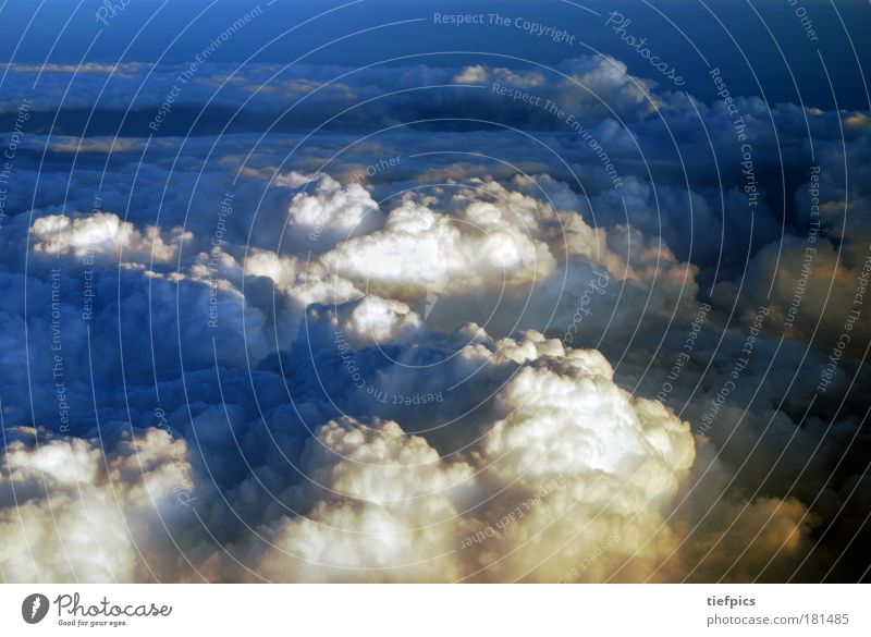 ganz oben. Farbfoto Textfreiraum oben Urelemente Luft Himmel nur Himmel Wolken Gewitterwolken Nachthimmel Sonnenaufgang Sonnenuntergang Klima Klimawandel Wetter