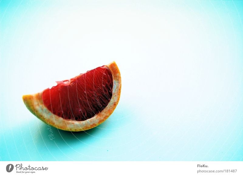 Frühstück II Farbfoto Textfreiraum rechts Textfreiraum oben Lebensmittel Frucht Ernährung Gesundheit lecker sauer blau rosa rot weiß Grapefruit Scheibe