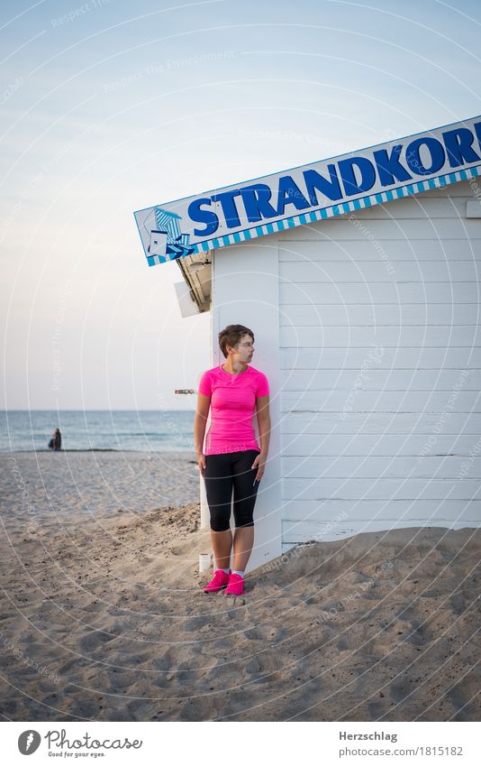 Frau am Strand im Sportoutfit Laufen Rennen Laufsport Pause Strandkorb See Außenaufnahme Strandsport Entspannen Neugierig Aufgabe Training Lifestyle joggen